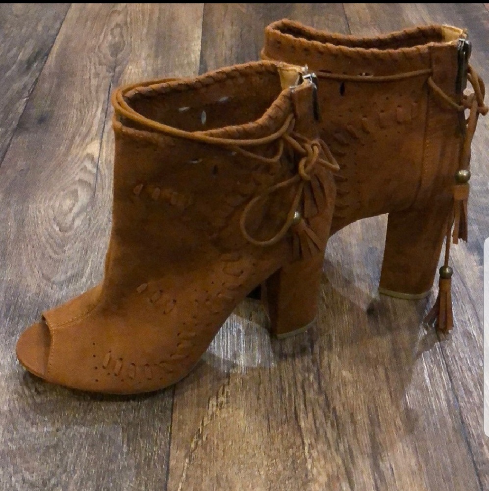 🤗LIGHTWEIGHT PEEP TOE FAUX SUEDE BOOTIES